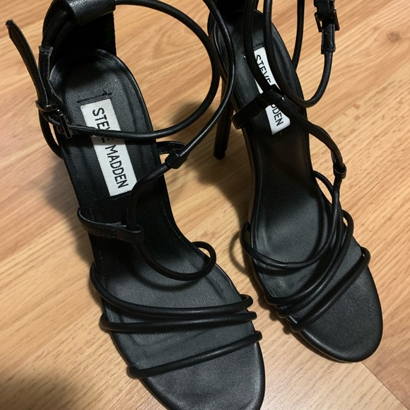 LESS THAN 6 HOURS LEFT! Steve Madden Heels - Picture 1 of 4